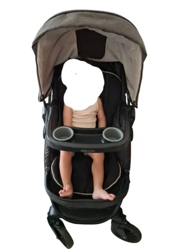 Carrinho de bebê com bebê conforto Gracco importado