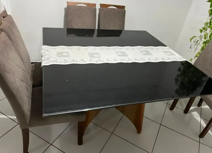 Mesa Quadrada 1,40m x 1,40m Vidro Preto + 6 Cadeiras Estofadas