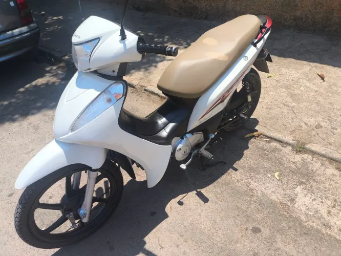 Biz 125,pneus novos motor excelente,super conservada.pedal não é partida elétrica
