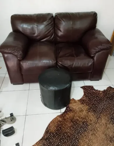 Sofá Dois Lugares em Curvim Marrom