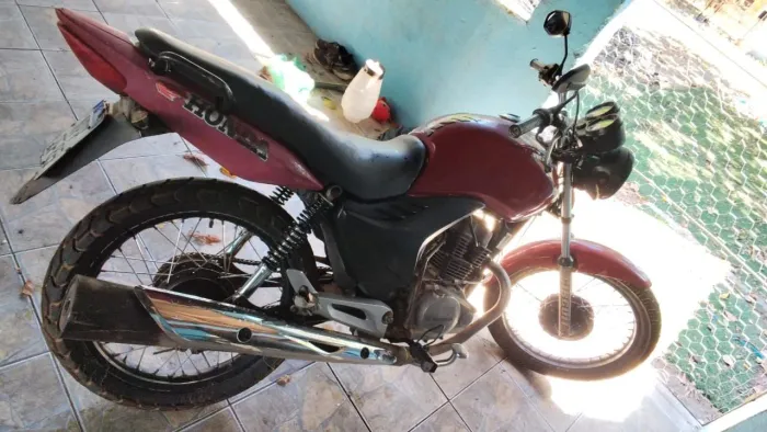 Vendo moto atrasadinha 