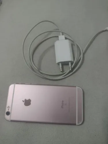 Vendo iPhone 6s usado em perfeito estado todo original. Nunca quebrou