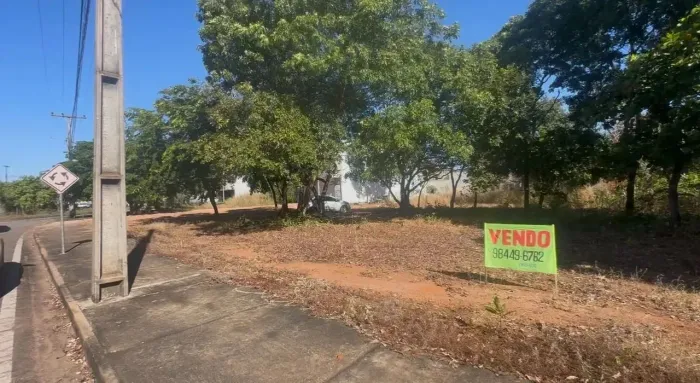 307 sul , Arso 33 , Lote d uso misto, frente p norte, na entrada da quadra registrado