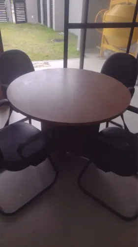 Mesa de escritório com cadeiras