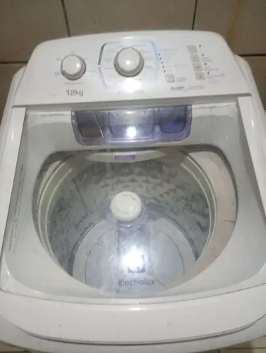 Vendo máquina de lavar pra retirar peças
