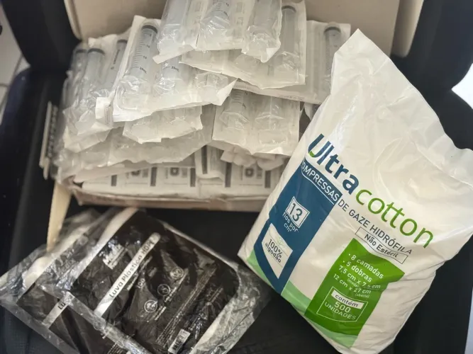 Kit Insumos Hospitalares: 100 Seringas/sem agulha 20ml + Gaze 500un + Luvas 200un?