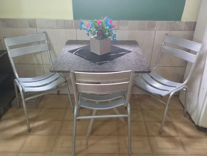 MESA DE GRANITO E 3 CADEIRAS