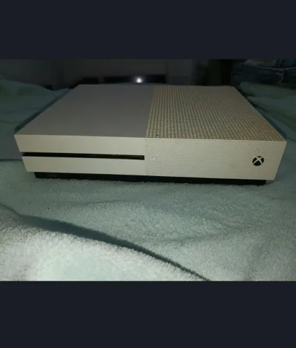 XBOX ONE S 1TB + CONTROLE XBOX SERIES + 02 CONTROLES XONE (COM DEFEITO CONTROLES XONE)