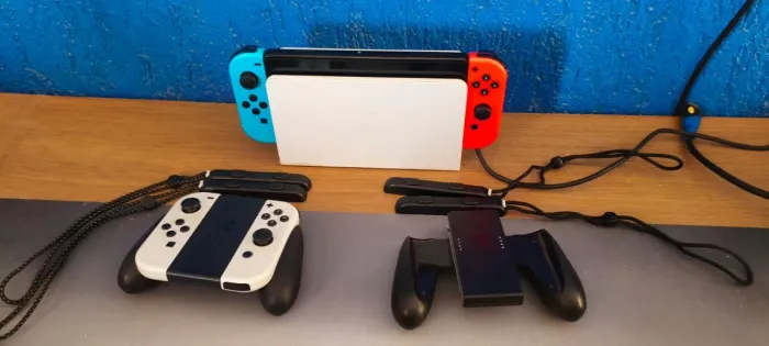 Vendo Nintendo Switch Oled desbloqueado em excelente estado e com controles extras 