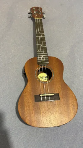 Ukulele concert seizi super conservado