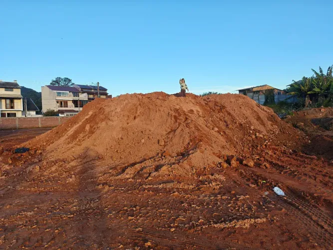 Aterro limpo e Terraplanagem