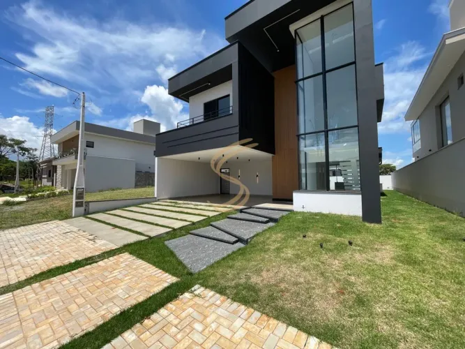 Casa Alto Padrão no Residencial Macaúbas com 4 Suítes, Piscina e Solar