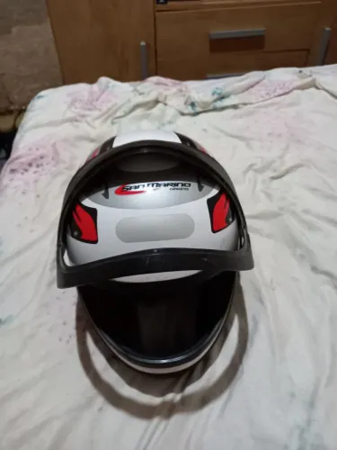 Capacete semi novo