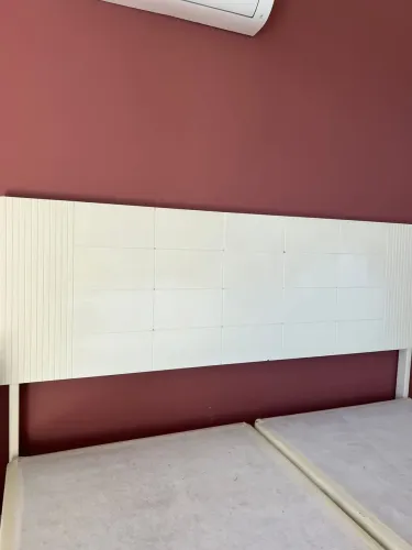 Base cama box + cabeceira branca com cristais
