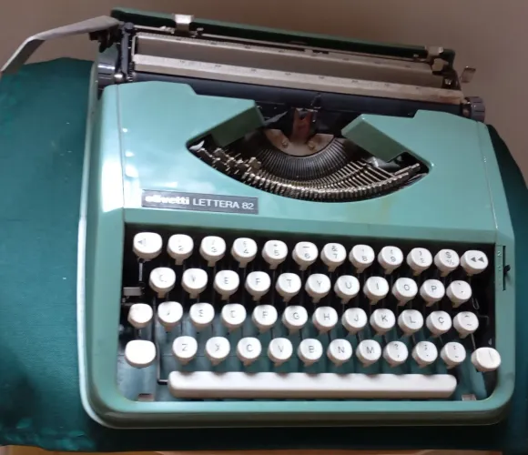 Máquina de escrever portátil Olivetti 1988