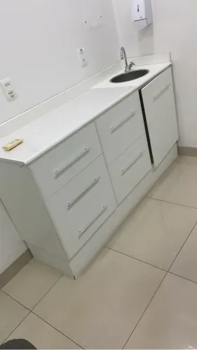 Balcão com 3 repartições e torneira eletrônica no pé