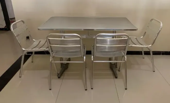 Mesa de alumínio retangular com 4 cadeiras