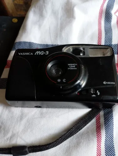 Máquina fotográfica analógico yashica modelo MG 3 funcionando 