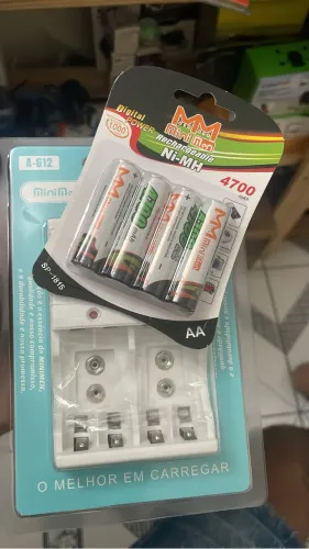 CARREGADOR + 4 PILHAS RECARREGÁVEIS AA