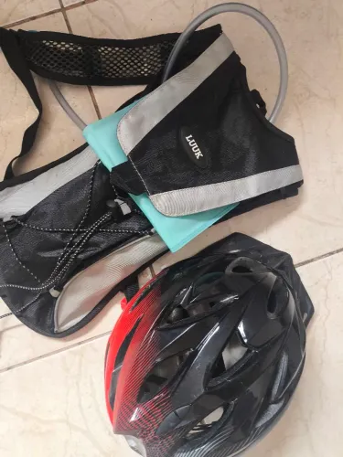 Mochila de hidratação e capacete MTB