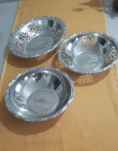 Vendo três Tigelas, Farinheira, Açucareiro, Manteigueira,, Molheira, Jogo Sobremesa Inox. 