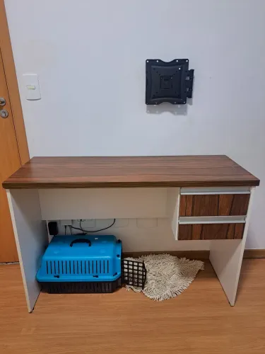Vendo escrivaninha em MDF em ótimo estado