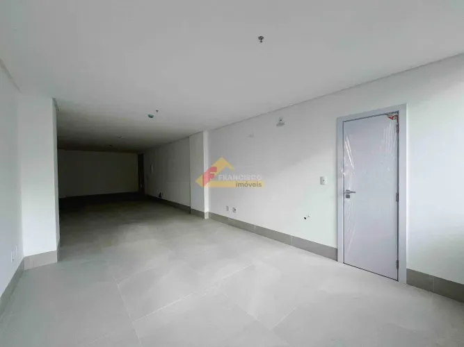Sala comercial localizada no Centro