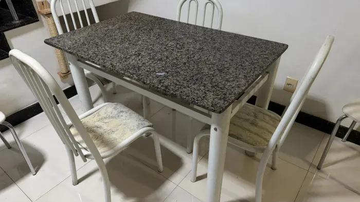 Mesa de granito com 4 cadeiras