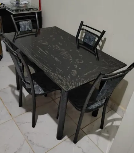 Vendo mesa com 04 cadeiras 