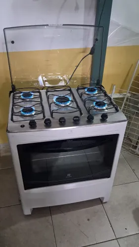 Fogão Electrolux 5 bocas. Acendimento automático.