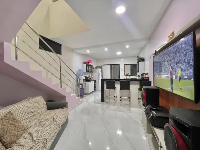 Casa de 3 pavimentos à venda no bairro da Sacramenta?