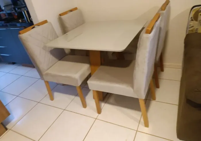 Mesa de jantar 90x99 cadeiras em madeira maciça