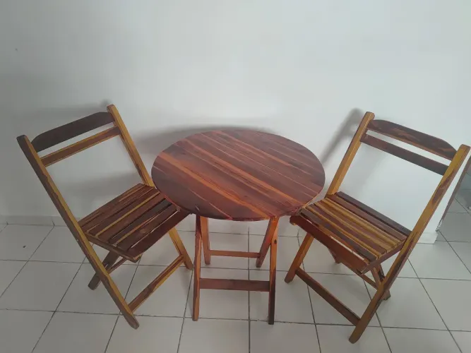 Mesa de madeira com 4 cadeiras