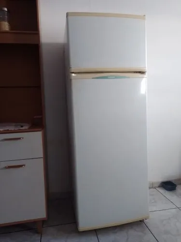 Vendo um geladeira duplex,