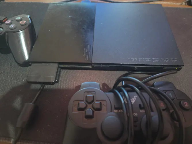 PlayStation 2 com dois controles