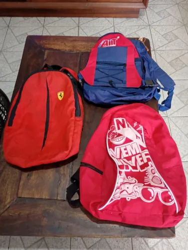 Três MOCHILAS Médias excelente estado