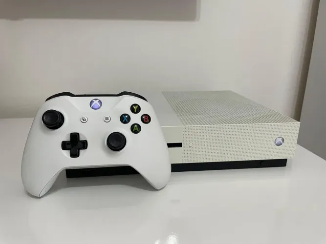 Xbox One S 1TB + Controle Original (Usado)