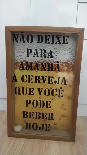 Quadro porta tampinha de cerveja 