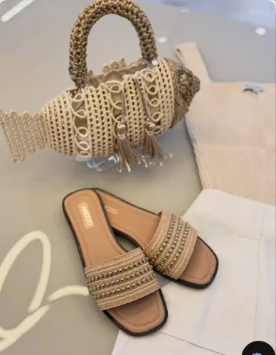 Sandália rasteirinha Arezzo....