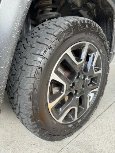 Sem aros - 4 pneus 225 60 r17 pouco rodados 8 mil km