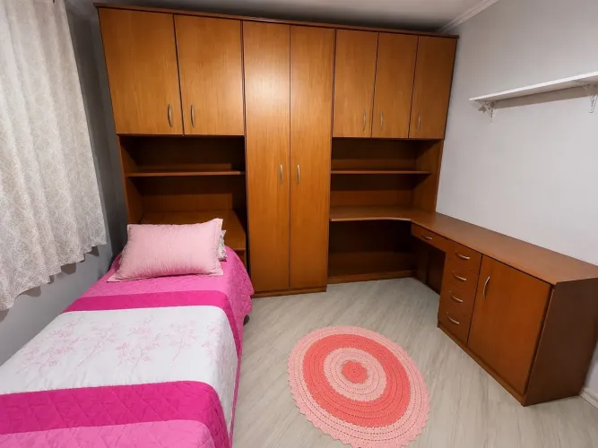 Dormitorio solteiro commcama auxiliar, colchão e escrivaninha