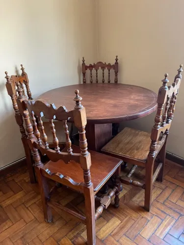 Mesa de jantar com 4 cadeiras