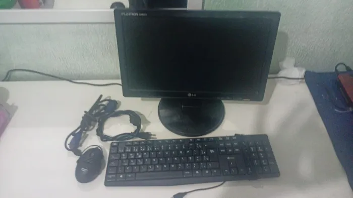 teclado, mouse, monitor, cabos