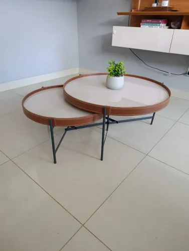 Conjunto de mesa de centro com tampo de vidro e detalhes em couro . Decoração de sala