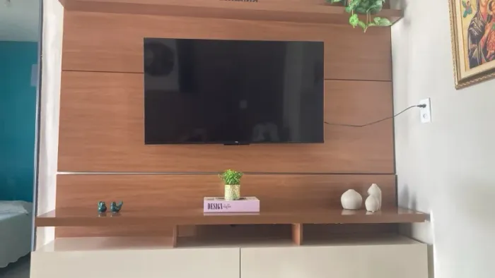 Painel de TV com Rack e Prateleira