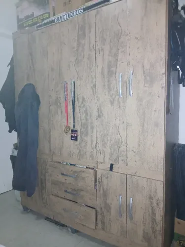 Guarda-roupa c/ 10 portas e 3 gavetas