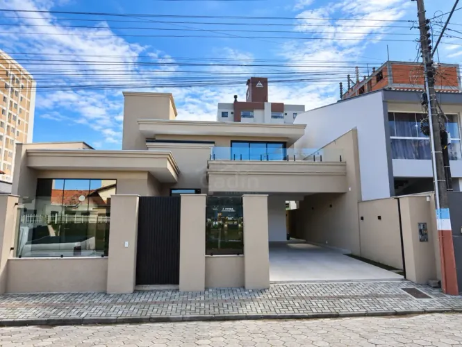 CASA DE ALTO PADRÃO À VENDA, 04 SUÍTES, BAIRRO CENTRO EM NAVEGANTES, R$3.000.000,00.