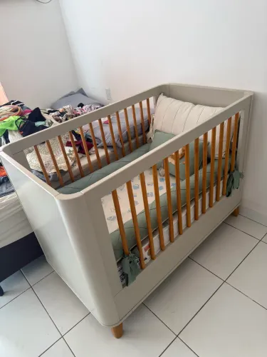 Berço excelência Baby 2 em 1 com kit de protetores laterais personalizado e colchão