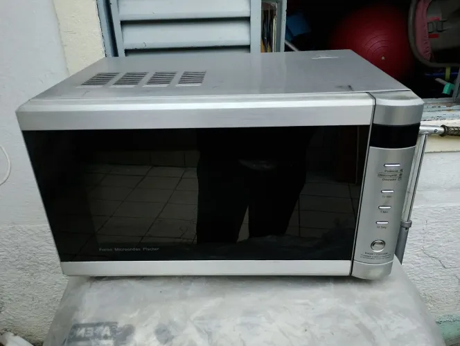 Vendo microondas 23 litros funcionando.marca Fischer 