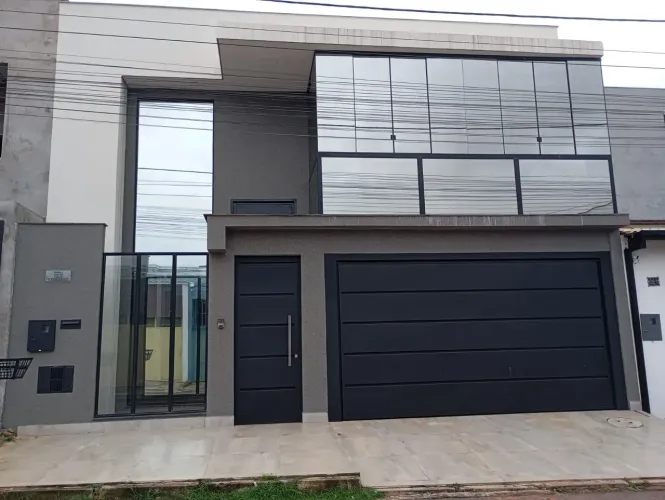 Casa de Alto Padrão na Vila Militar / Perto do Mercado Dia a Dia